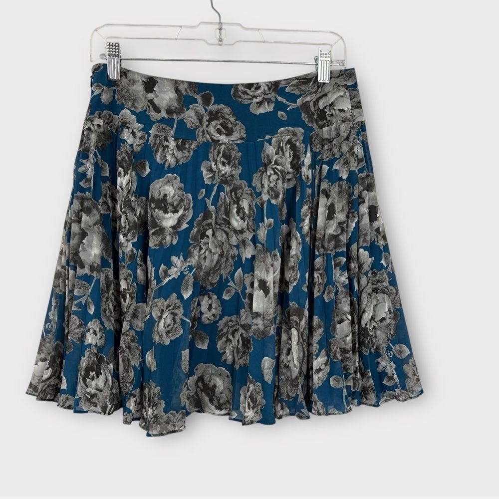 Ann Taylor Loft Pleated Chiffon Skirt in Floral Print Women’s Size 4P - Picture 3 of 5